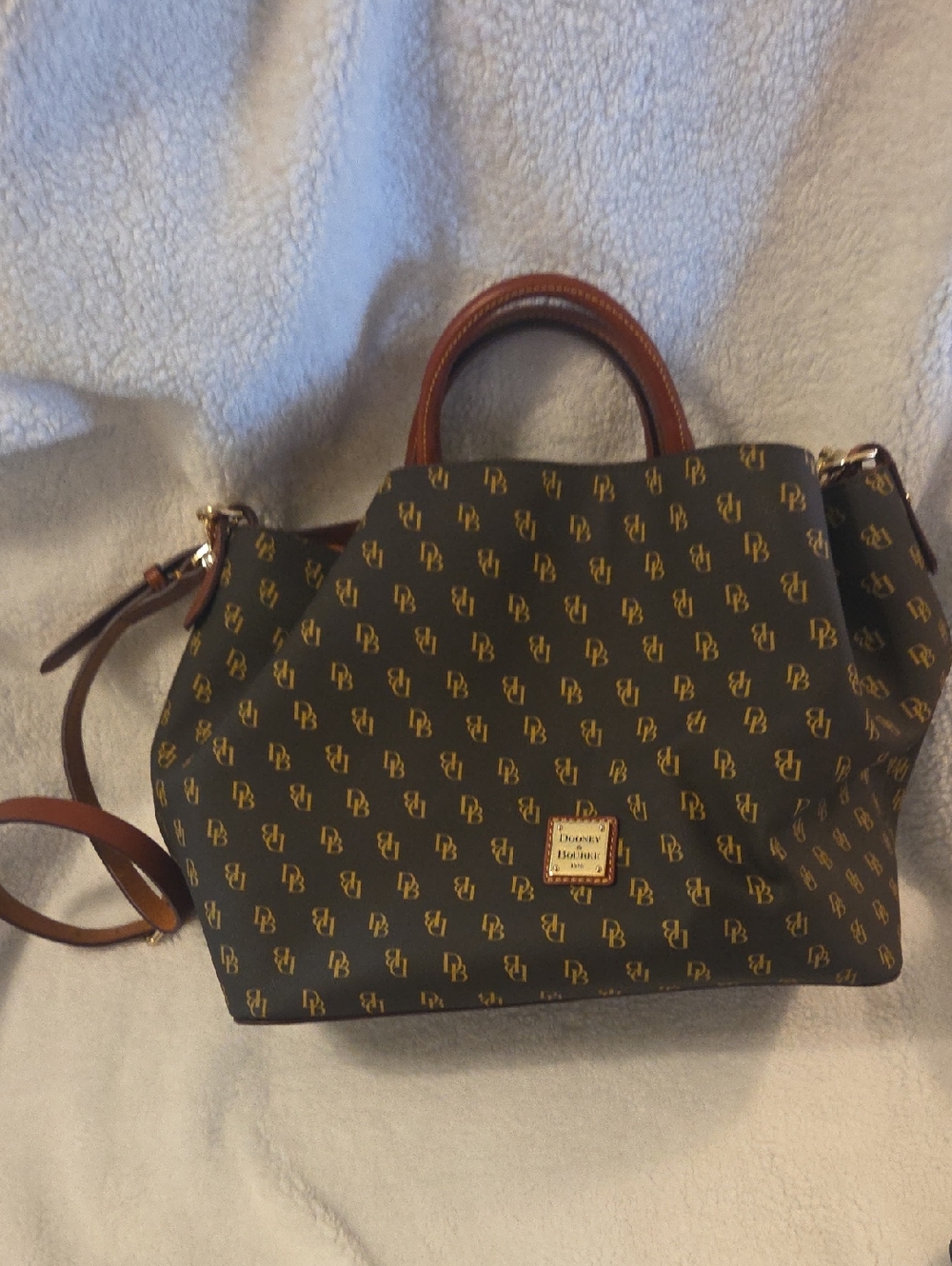 Dooney & Bourke Gretta Large Barlow...LIKE NEW.USED TWICE